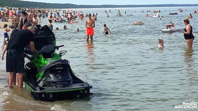 Szpanowanie prędkością i sprzętem na kąpielisku, to największy błąd właścicieli skuterów i motorówek. Ratownicy apelują przed sezonem letnim, by pływać bezpiecznie.
