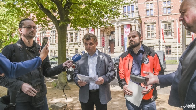Mówią o tym, że nie ma miejsca i pieniędzy na nowe ambulanse, krytykują rząd za drogę na skróty w reformowaniu systemu ratownictwa medycznego - mówił o tym na konferencji prasowej w Szczecinie pełnomocnik partii Polska 2050 Cezary Pakulski.
