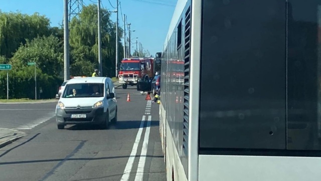 Na drodze krajowej nr 31 między Gryfinem a Szczecinem doszło do kolizji. W okolicach węzła Radziszewo zderzyły się dwa samochody osobowe.