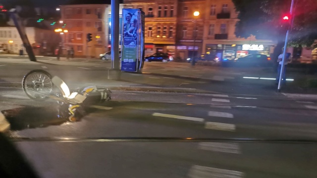 Jedna osoba została ranna w wypadku, do którego doszło w nocy w Szczecinie.