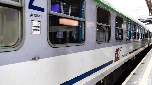Koniec bezpłatnych biletów dla obywateli Ukrainy w pociągach PKP Intercity. Spółka poinformowała, że od pierwszego lipca osoby legitymujące się ukraińskim paszportem będą mogły korzystać z przejazdów na ogólnych zasadach.