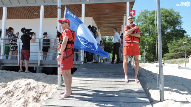 Czterdziestu ratowników weszło w piątek na 800 metrów strzeżonej plaży. W Świnoujściu już oficjalnie rozpoczął się letni sezon na morskim kąpielisku.