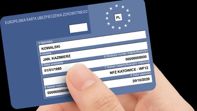 Jadąc na wakacje za granicę warto mieć ze sobą EKUZ czyli Europejską Kartę Ubezpieczenia Zdrowotnego. Za darmo można ją wyrobić w Narodowym Funduszu Zdrowia.