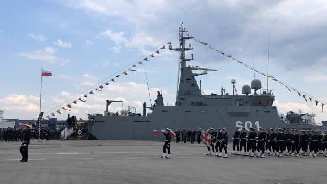 Wicepremier, szef MON Mariusz Błaszczak podpisał umowę na dostarczenie trzech kolejnych niszczycieli min typu Kormoran II dla Marynarki Wojennej.