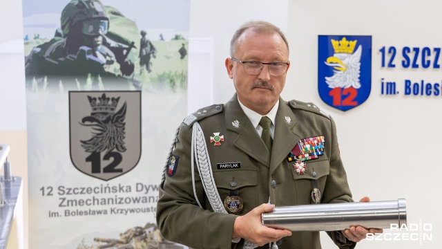 Zdjęcia grupowe żołnierzy, metalowe proporce czy aktualne monety - między innymi to w kapsule czasu umieścili żołnierze 12. Dywizji Zmechanizowanej ze Szczecina. To z okazji kończącego się święta jednostki.