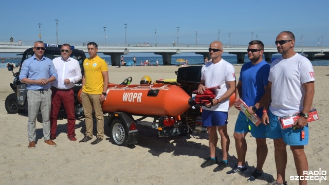 Nowa łódź ratunkowa ma poprawić bezpieczeństwo na kołobrzeskich plażach. W środę oficjalnie odebrali ją miejscowi ratownicy.