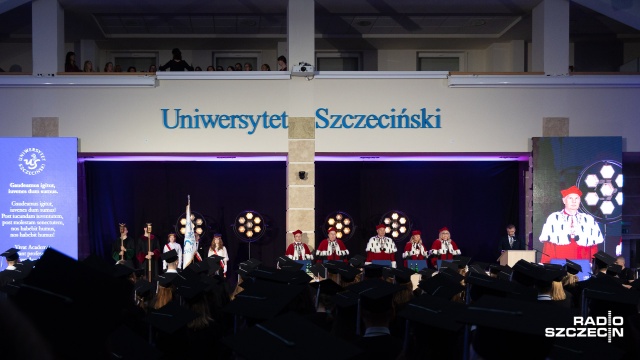 Studenci Uniwersytetu Szczecińskiego, którzy ukończyli naukę otrzymali w piątek absolutorium.