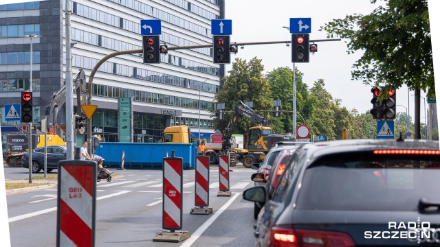 Korki są przede wszystkim na skrzyżowaniu alei Wyzwolenia z ulicami Rayskiego i Malczewskiego. W tej części miasta drogowcy wyłączyli możliwość przejazdu przez przebudowywane od piątku torowisko tramwajowe.