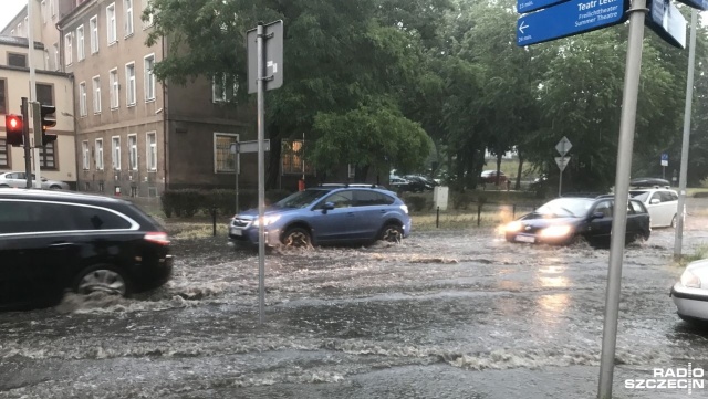 Potężne wyładowania atmosferyczne, którym towarzyszą ulewny deszcz i grad. Do tego silne porywy wiatru. Nad Szczecinem przechodzi burza. W wielu miejscach ulice są już zalane.