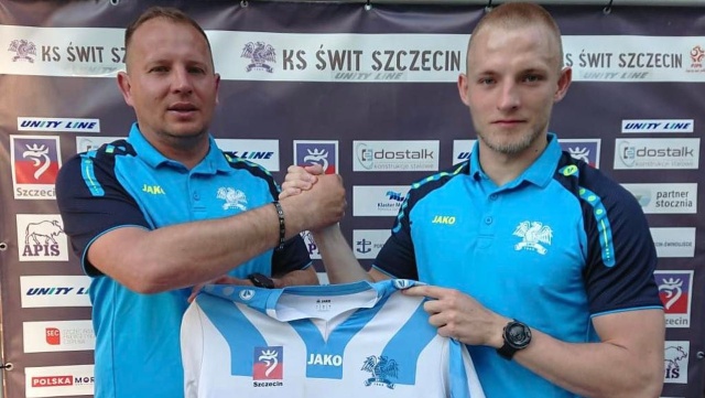 28-letni Szymon Kapelusz podpisał nowy kontrakt z trzecioligowcem ze Skolwina. Piłkarz będzie występował przez kolejne dwa lata.