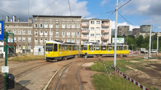 Z tego powodu tramwaje tej linii kursują zmienioną trasą - są zawracane na pl. Szarych Szeregów, a dwunastki zawracają do zajezdni.