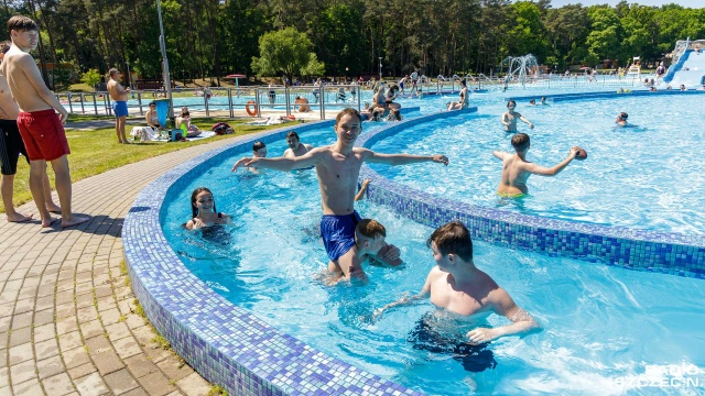 Bez wielkich tłumów w weekend na szczecińskiej Arkonce, ale i tak miłośników kąpieli nie brakowało. W sobotę ponownie otwarto baseny dla szczecinian.