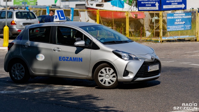 Domagają się m.in. zmiany systemu egzaminowania i wysokości wynagrodzeń - pracownicy Wojewódzkich Ośrodków Ruchu Drogowego w Szczecinie i Barlinku przyłączyli się do ogólnopolskiego strajku. To oznacza, że ani we wtorek ani w środę nie będzie można przystąpić do egzaminu na prawo jazdy.