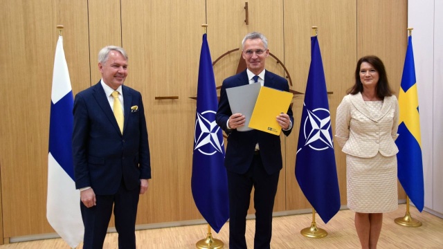 Razem ze Szwecją i Finlandią będziemy w Sojuszu silniejsi - powiedział sekretarz generalny NATO Jens Stoltenberg w kwaterze głównej w Brukseli, przy okazji podpisania protokołów akcesyjnych obu krajów.