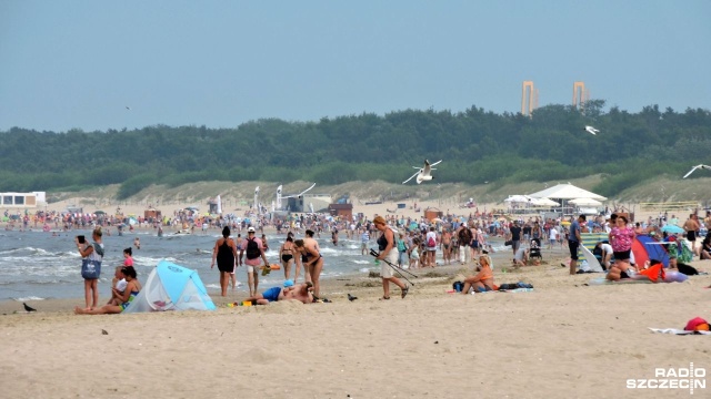 Nie palić papierosów, zapewnić opiekę dzieciom, nie pić alkoholu i nie pływać w czasie sztormu. Sprawdziliśmy, czy po pierwszym tygodniu wakacji plażowicze nadbałtyckich kąpielisk zapoznali się z regulaminem miejsca, w którym wypoczywają.