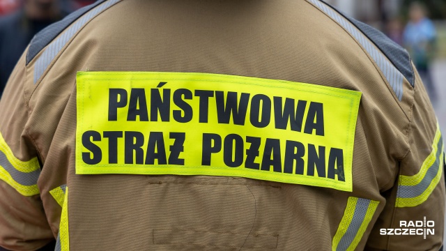 Pięć zastępów straży gasiło nocny pożar w Białogardzie. Ogień pojawił się w mieszkaniu bloku przy Pomorskiej po 1 w nocy z lokalu ewakuowano starszego mężczyznę.