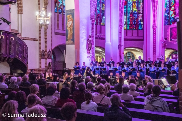 Requiem for the Living - amerykańskiego kompozytora młodego pokolenia Dana Forresta, w wykonaniu artystów Opery na Zamku, uświetni kolejny koncert 58. Międzynarodowego Festiwalu Muzyki Organowej i Kameralnej w Kamieniu Pomorskim.