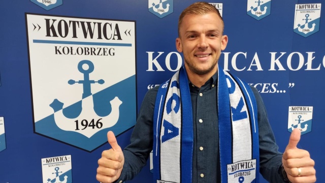 Kotwica kompletuje kadrę na 2 ligę. Kołobrzeski klub pozyskał już dziewięciu nowych piłkarzy.