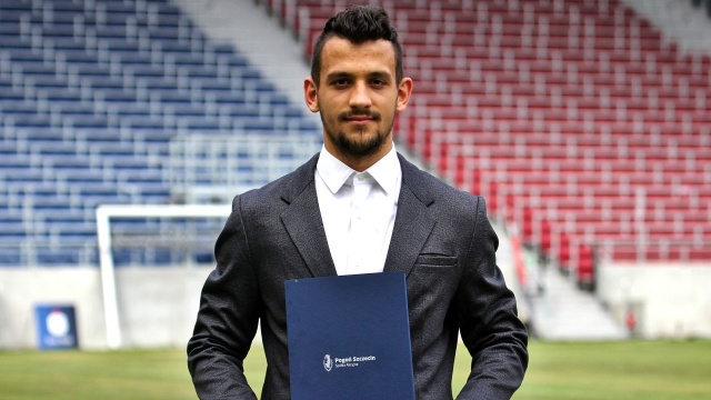 Piłkarz podpisał nowy kontrakt ze szczecińskim klubem ważny do końca czerwca 2025 roku.