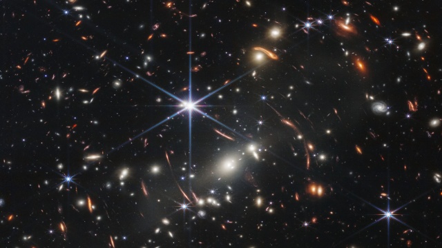 Narodowa Agencja Aeronautyki i Przestrzeni Kosmicznej (NASA) opublikowała jedno z pierwszych zdjęć z teleskopu Jamesa Webba. Jest to najgłębszy obraz wszechświata, jaki kiedykolwiek uchwycono.