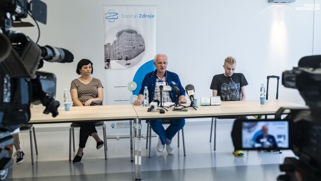 Szpital Zdroje w Szczecinie rozpoczął przełomowe leczenie tej choroby. Jako jedna z pierwszych placówek w Polsce dołączyła do programu terapii przyczynowej. Do programu lekowego zakwalifikowano 22 pacjentów, pięciu już rozpoczęło leczenie.