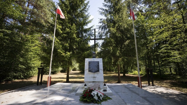 Naukowcy z Pomorskiego Uniwersytetu Medycznego w Szczecinie pomogli odkryć dowody niemieckich zbrodni w lesie białuckim. W Działdowie w województwie warmińsko-mazurskim odkryto masowy grób więźniów niemieckiego obozu. To badania wykonywane na zlecenie Instytutu Pamięci Narodowej.