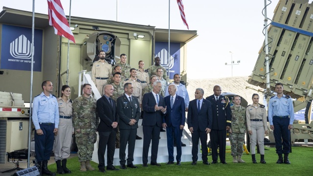 Amerykański prezydent zapewnia, że Stany Zjednoczone będą wspierać Izrael. Joe Biden rozpoczął w środę jedną z najważniejszych wizyt swojej prezydentury. Przywódca USA odwiedza Izrael, Zachodni Brzeg, a w weekend poleci do Arabii Saudyjskiej.