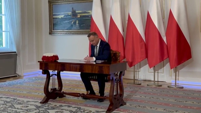 Prezydent Andrzej Duda podpisał ustawę o wakacjach kredytowych. Pozwala ona na zawieszenie spłaty rat kredytu hipotecznego w wymiarze czterech miesięcy do końca tego roku oraz czterech miesięcy w przyszłym roku.