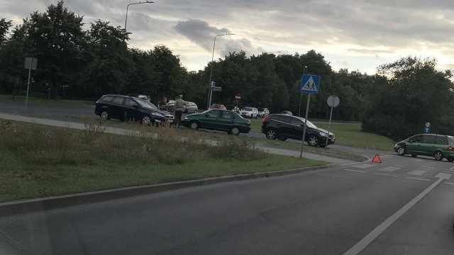 Kolizja w Szczecinie. Dwa samochody osobowe zderzyły się na skrzyżowaniu 26 Kwietnia i Twardowskiego.