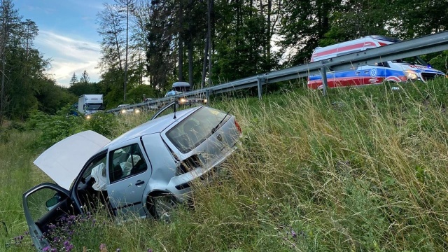Wypadek na drodze krajowej nr 20. Na trasie między Złocieńcem a Siemczynem samochód wypadł za bariery.