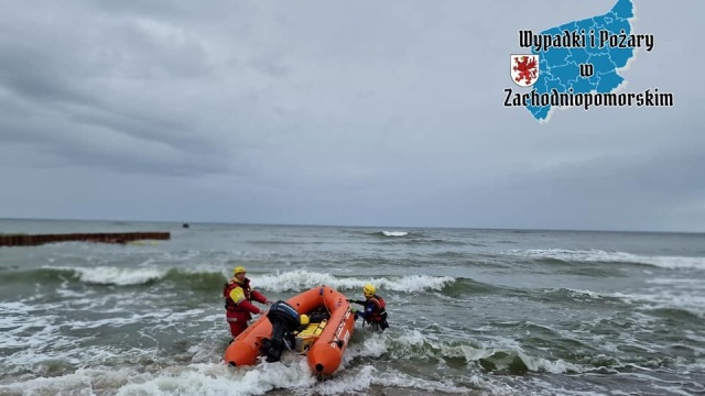Kilkudziesięciu ratowników bierze udział w akcji poszukiwawczo-ratowniczej na plaży głównej w Mielnie.