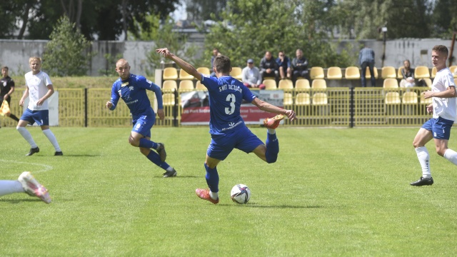 Piłkarze Świtu lepsi od spadkowicza z 3 ligi. Szczecinianie pokonali Kluczevię Stargard prowadzona przez trenera Krzysztofa Kapuścińskiego 2:0 w kontrolnym meczu rozegranym w Załomiu.