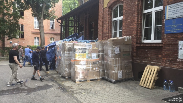 Ryż, makaron, mleko w proszku, pieluchy, środki higieny osobistej, karimaty... to wciąż potrzebne rzeczy w Ukrainie. Taka też pomoc wciąż wyjeżdża spod szczecińskiego Oddziału Związku Ukraińców w Polsce. Tu praca jest ciągła. Tylko wczoraj w stronę Ukrainy wyjechał bus i tir załadowane po brzegi darami.