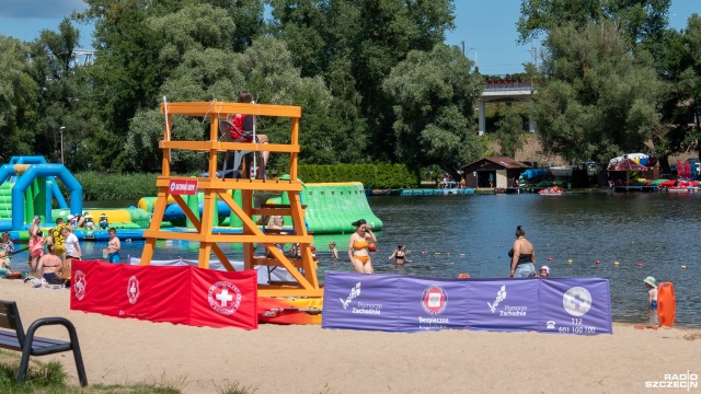 Policja apeluje o zachowanie zasad bezpieczeństwa podczas wypoczynku nad wodą. Jak zaznaczają funkcjonariusze, większości tragedii związanych z utonięciami dałoby się uniknąć, gdyby wypoczywający pamiętali o swoim i innych bezpieczeństwie.