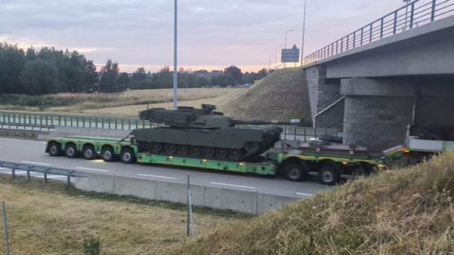 Minister obrony Mariusz Błaszczak poinformował, że pierwsze czołgi Abrams, na których będą się szkoliły polskie załogi, są już w naszym kraju.