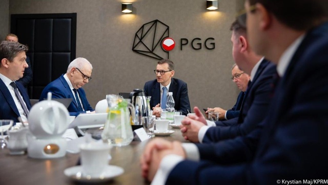 Rzecznik rządu Piotr Mueller przekazał, że szczegóły na temat refinansowania ceny węgla pojawią się we wtorek. Temat ma być omawiany na posiedzeniu Rady Ministrów.