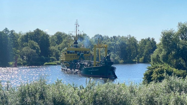 Kolejny etap pogłębiania toru wodnego w szczecińskim porcie. Pogłębiarka rozpoczęła prace na Kanale Dębickim.