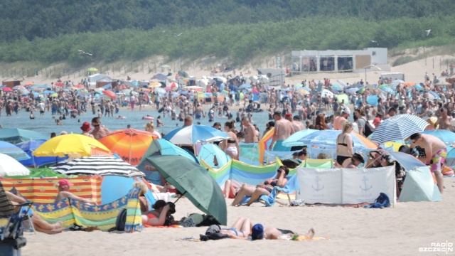 30 stopni i prażące słońce - to warunki, jakie od wtorku mają turyści nad polskim morzem. Choć w centach miast temperatura może doskwierać, plażowicze są zadowoleni i na upał nie narzekają.