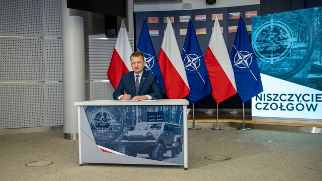 Wicepremier, minister obrony narodowej Mariusz Błaszczak podpisał umowę na dostawy niszczycieli czołgów dla wojska. Pierwsze egzemplarze trafią do 14. Pułku Przeciwlotniczego w Suwałkach.