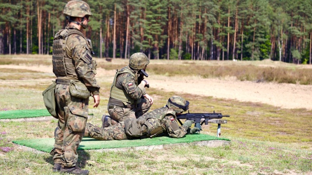 Dzisiaj szlifowali formę strzelecką, przed nimi praktyczny egzamin w ramach tak zwanej pętli taktycznej, a w sobotę w Stargardzie złożą przysięgę wojskową - w Zachodniopomorskiem trwają Wakacje z WOT.