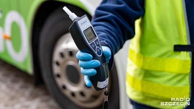 Obywatelskie zatrzymanie pijanego kierowcy w Trzebieży. Mężczyzna, który chciał odjechać autem z parkingu miał 2 promile alkoholu we krwi. Wcześniej pił w pojeździe ze swoim pasażerem.