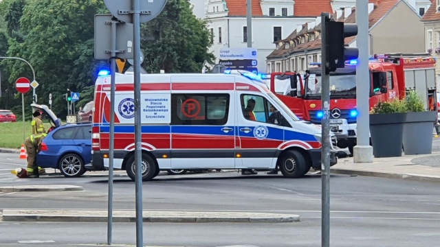 Uwaga kierowcy zjeżdżający z Trasy Zamkowej w stronę Kaskady - dwa auta zderzyły się przy Bramie Królewskiej.