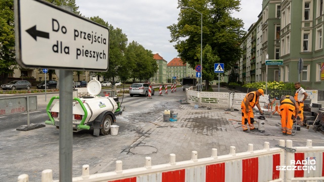 Wykonawca remontu alei Jana Pawła II ma czas na poprawki do końca sierpnia - informuje Zarząd Dróg i Transportu Miejskiego w Szczecinie.