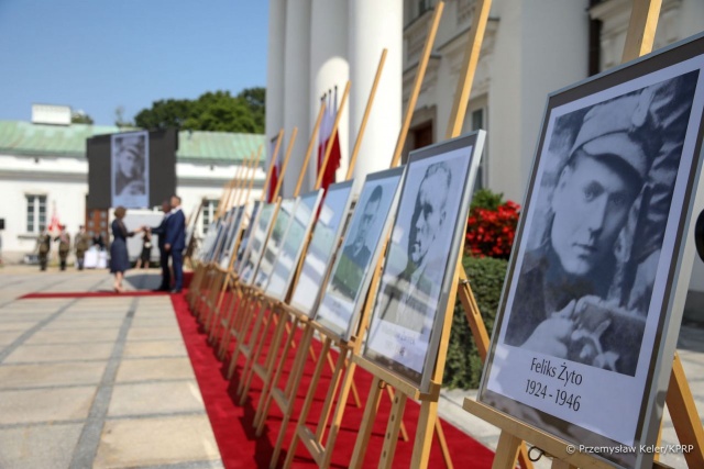 30 kolejnych ofiar totalitaryzmów odzyskało tożsamość. W Belwederze odbyła się w piątek uroczystość wręczenia not identyfikacyjnych rodzinom poległych żołnierzy.