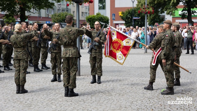 Po intensywnym 16-dniowym szkoleniu m.in z taktyki wojskowej i strzelania - w sobotę na Rynku Staromiejskim w Stargardzie 63. nowych terytorialsów złożyło uroczystą przysięgę wojskową.