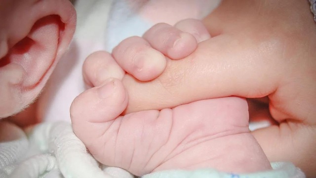 Dwu-trzydniowa dziewczynka pozostawiona w szczecińskim Oknie Życia przy parafii Świętej Rodziny. Dzieckiem zajęły się siostry Uczennice Krzyża, które opiekują się tym miejscem.