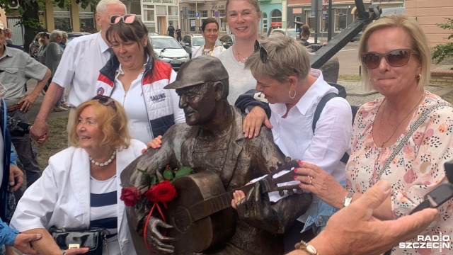 Jerzy Porębski z gitarą w ręku witał będzie mieszkańców i turystów na przebudowanym Placu Rybaka w Świnoujściu.
