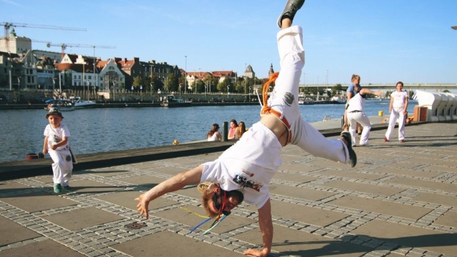 Joga, taniec polinezyjski i fizjotrening - a wszystko za darmo - zajęcia pod hasłem Przejdź na jasną stronę mocy odbywają się na Wyspie Grodzkiej na Łasztowni w Szczecinie. W każdą wakacyjną niedzielę każdy może wziąć w nich udział.