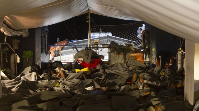 Od północy na włoską wyspę Lampedusa przypłynęło z północnej Afryki 16 łodzi z migrantami. W sumie na wyspę dotarło ponad 500 osób. Lokalne władze apelują o pomoc, ponieważ w ośrodku dla uchodźców panuje dramatyczna sytuacja.