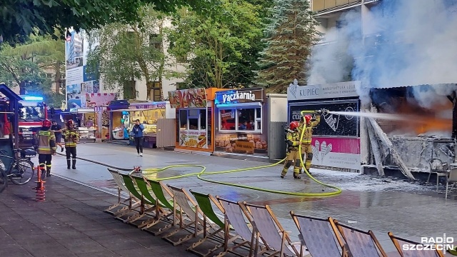 Pożar na deptaku w Kołobrzegu. Spłonęła jedna z budek gastronomicznych. Policja zamknęła część promenady, a konieczna okazała się też ewakuacja gości sąsiedniego hotelu.